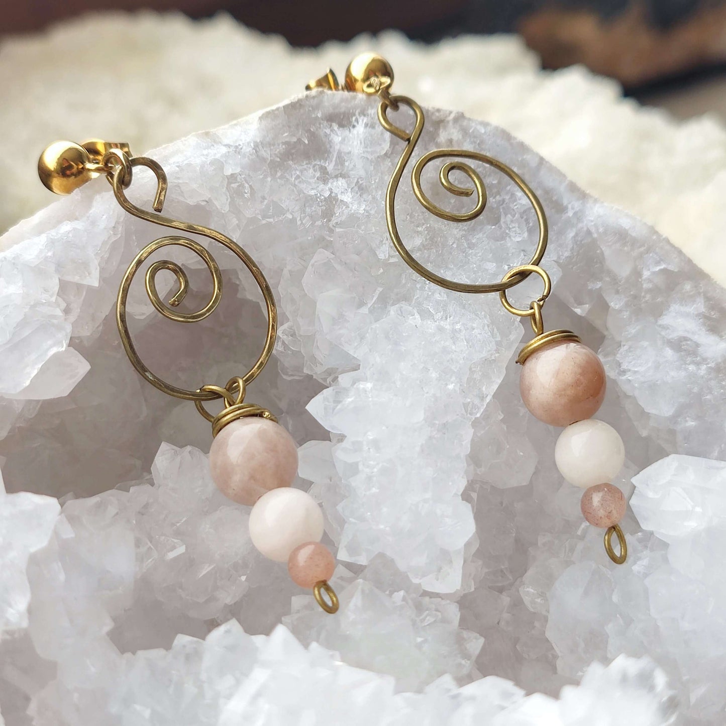 Edelstahl Ohrstecker Mondstein/ gef. Jade/ Messing