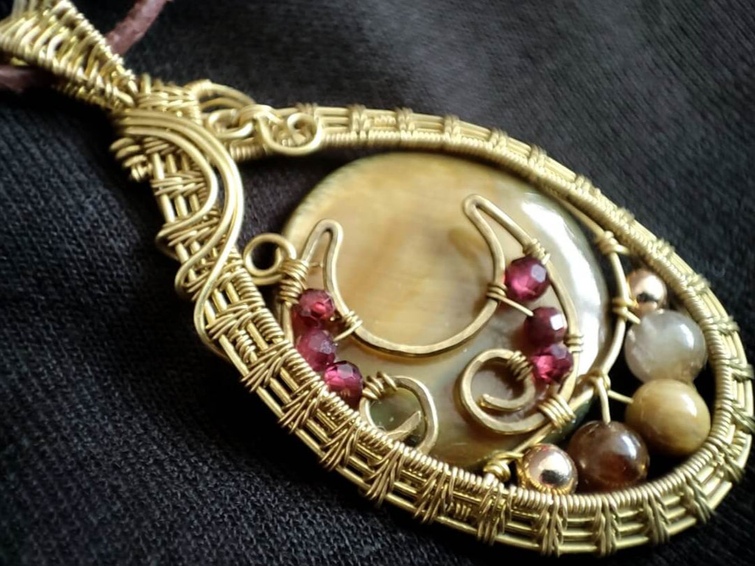 Kettenanhänger 'Danaë' Perlmutt/ Turmalin/ Rubin/ Messing