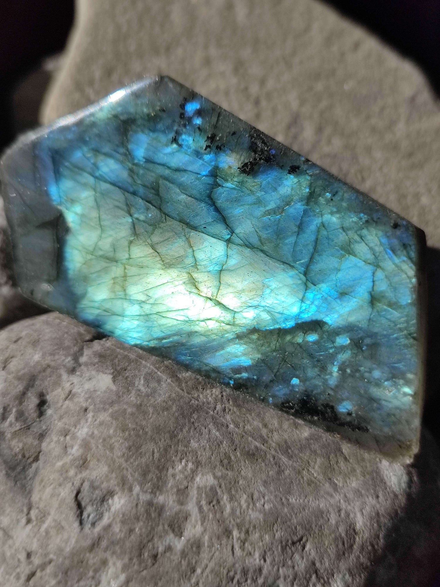 Rohsteine und Anschliffe