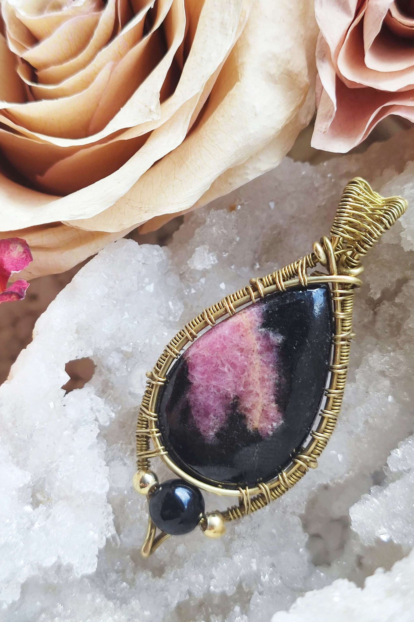 Kettenanhänger Rhodonit/ Obsidian/ Messing