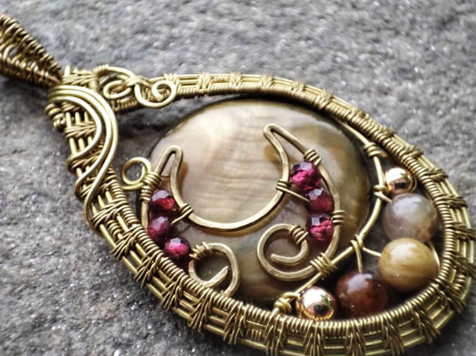 Kettenanhänger 'Danaë' Perlmutt/ Turmalin/ Rubin/ Messing