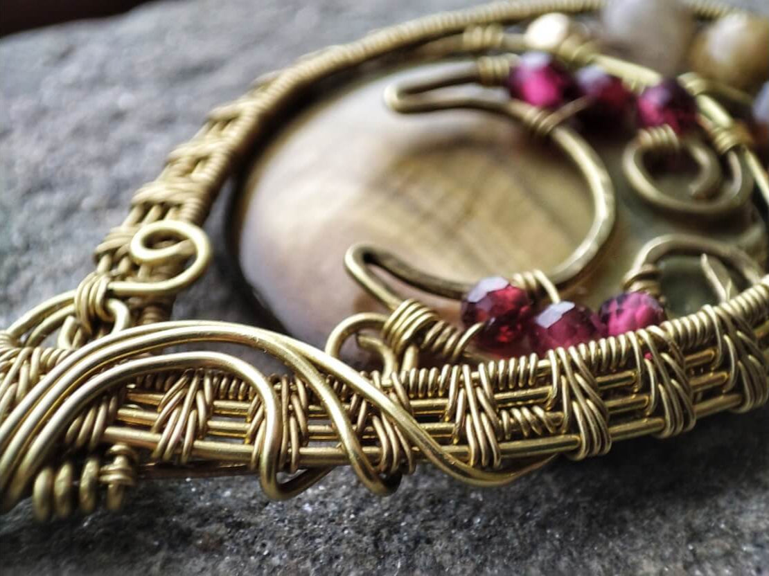 Kettenanhänger 'Danaë' Perlmutt/ Turmalin/ Rubin/ Messing