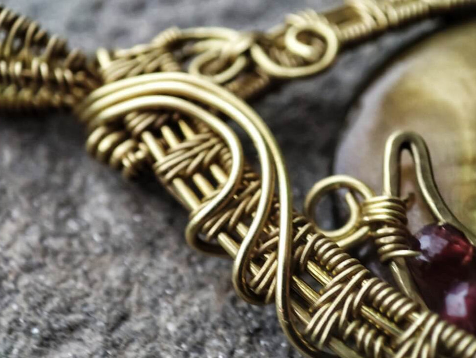 Kettenanhänger 'Danaë' Perlmutt/ Turmalin/ Rubin/ Messing